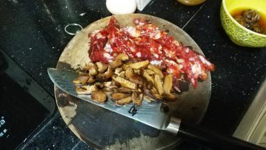 花菇泡软后切条