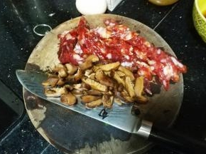 花菇泡软后切条