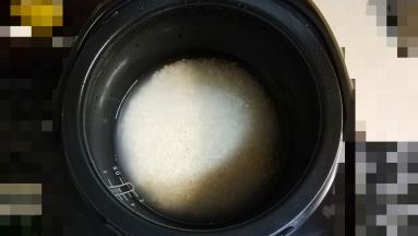 米洗净放入水、油、盐，按煮饭键