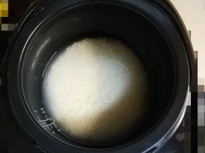 米洗净放入水、油、盐，按煮饭键