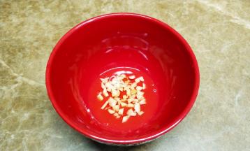 碗里放入适量油、蒜碎放微波炉高火1分钟，烧出蒜香