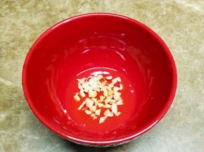 碗里放入适量油、蒜碎放微波炉高火1分钟，烧出蒜香