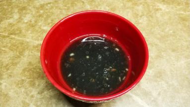 拿出再放入蚝油、酱油、糖、3勺饮用水，搅拌均匀放微波炉大火1分钟