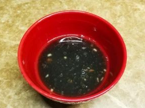 拿出再放入蚝油、酱油、糖、3勺饮用水，搅拌均匀放微波炉大火1分钟