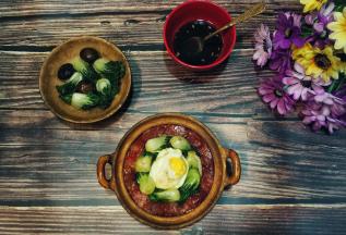 放入煮好的青菜，淋上酱汁即可（鸡蛋可在煮饭功能显示还有5分钟时打入饭面）