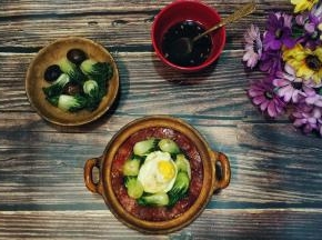 放入煮好的青菜，淋上酱汁即可（鸡蛋可在煮饭功能显示还有5分钟时打入饭面）