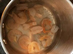 锅中烧水，水开后放入两片姜片，虾仁焯水，注意把握时间，不要老了。