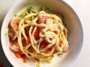 加入沙律酱，拌匀即可。