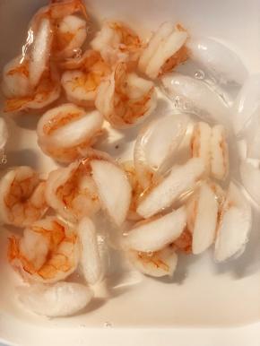 迅速将焯好水的虾仁捞起放入冰水中，这样可以令虾仁保持爽脆弹牙的口感。