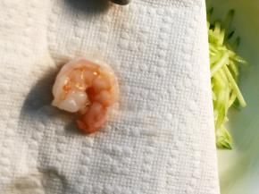 用纸吸干虾仁的水份