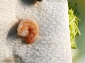 用纸吸干虾仁的水份