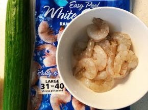 虾仁洗净去肠备用。