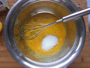 蛋黄中加入20克白砂糖，搅拌均匀至白砂糖融化