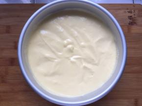 倒入8寸阳极模具中，轻震两下，震出气泡，放入预热好的烤箱150度，上下火，中下层，70分钟