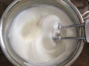 然后高速打发至有纹路状态，加入最后的白砂糖