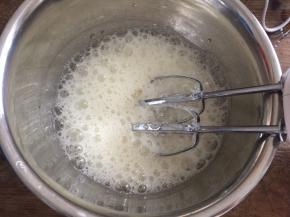 蛋白加入柠檬汁，低速打发至粗泡状态，加入三分之一白砂糖