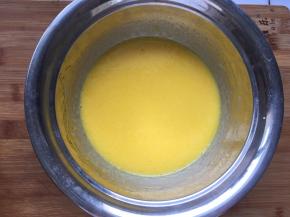 将纯牛奶和玉米油倒入蛋黄糊中搅拌至乳化状态