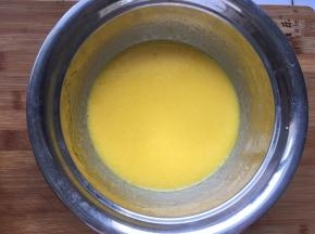 将纯牛奶和玉米油倒入蛋黄糊中搅拌至乳化状态