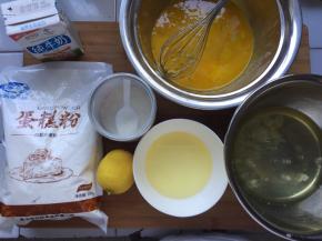 先准备好材料，蛋白盆中应无油无水无蛋黄