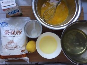 先准备好材料，蛋白盆中应无油无水无蛋黄