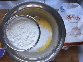 筛入低筋面粉，Z字型搅拌均匀，不要画圈搅拌，容易起筋