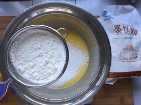 筛入低筋面粉，Z字型搅拌均匀，不要画圈搅拌，容易起筋