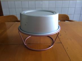 出炉轻震两下，震出热气，倒扣晾凉再脱模