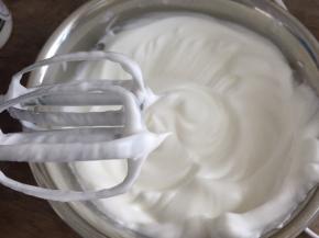 继续高速打发至，拉起打蛋头，蛋白短小而挺立状态，就打发完成了