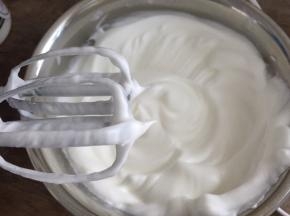 继续高速打发至，拉起打蛋头，蛋白短小而挺立状态，就打发完成了