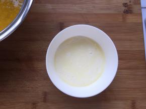 纯牛奶和玉米油混合搅拌均匀