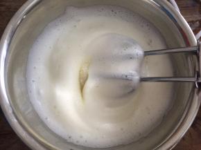 继续中速打发至粗泡消失，加入三分之一白砂糖