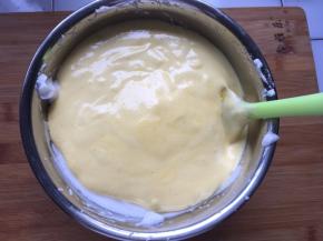 再倒回蛋白盆中，继续翻拌均匀