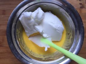 将一半的蛋白倒入蛋黄糊中，用翻拌手法翻拌均匀