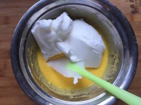 将一半的蛋白倒入蛋黄糊中，用翻拌手法翻拌均匀