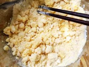 用筷子搅成颗粒状