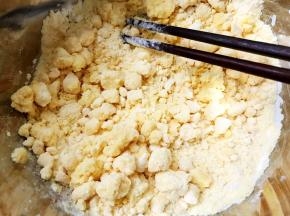 用筷子搅成颗粒状