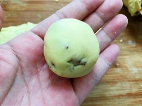 面团分为10份，取一份揉圆