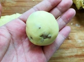 面团分为10份，取一份揉圆