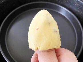 再整理成窝头的形状放入蒸盘里