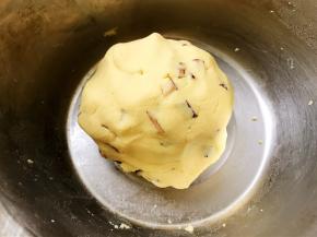 把红枣丁揉进面团里