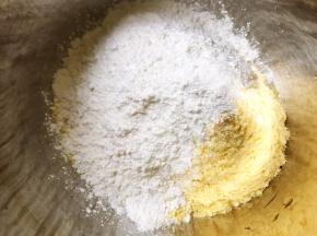 盆里加入玉米面和糯米粉