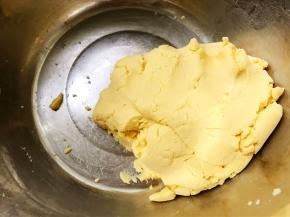 再慢慢加入剩余的水，揉成软硬适中的面团