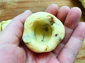 底部用大拇指顶出一个小窝