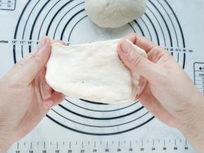 将除黄油以外的所有材料混合均匀，揉成一个光滑的面团后再加入黄油，继续揉至可拉出厚膜的阶段。