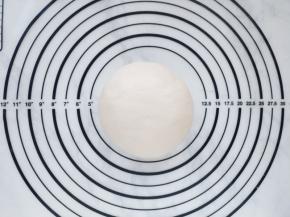 将揉好的面团盖上保鲜膜醒发10分钟。