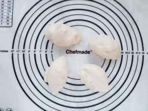 将面团割成4等份，排气滚圆。