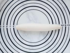 再次上下对折，压紧收口。