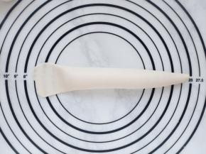 将面团稍稍搓长，在一边擀开小部分作为收口的链接。