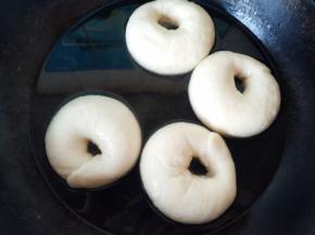锅中放入糖水煮沸，放入贝果胚，煮30秒后再翻面煮30秒。