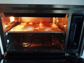 控干水分，放入烤盘，送入预热好的烤箱，中层上下火200度烤20分钟左右。